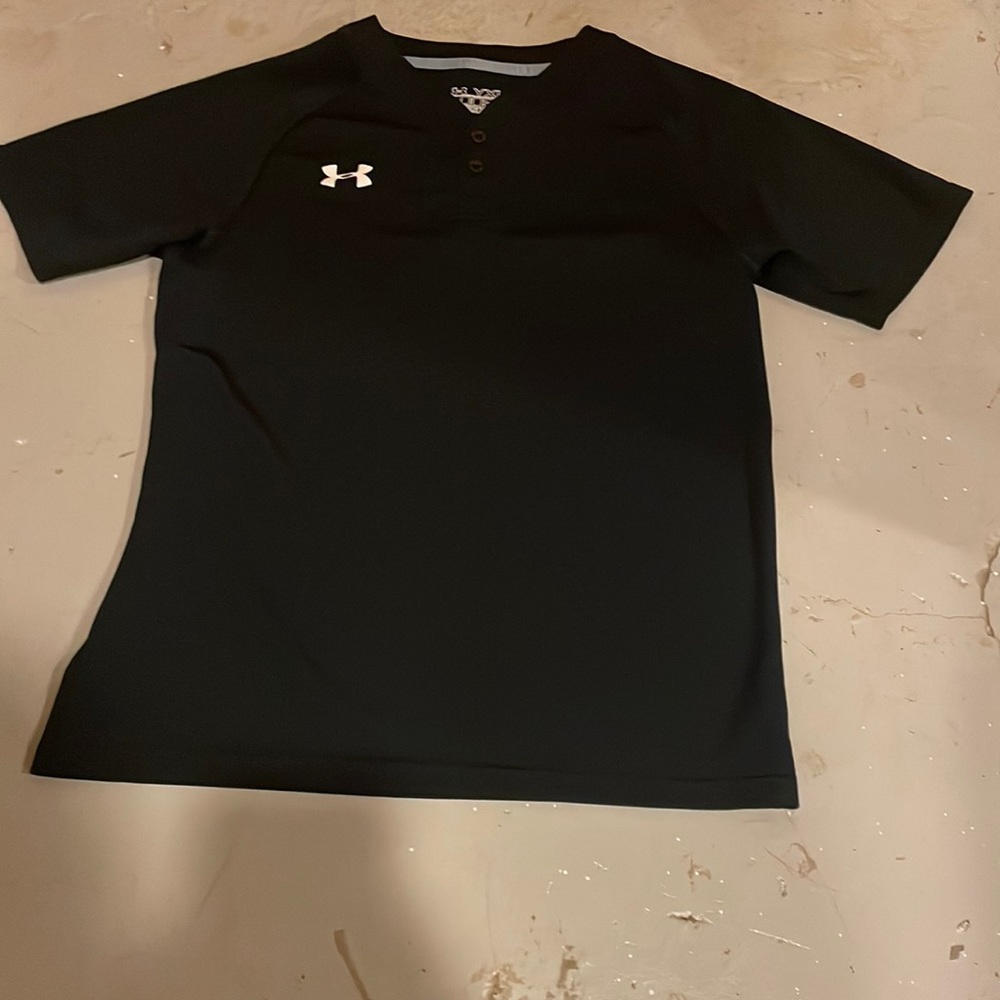 Under armor, Youth extra large “loose” fit heat gear, slightly used